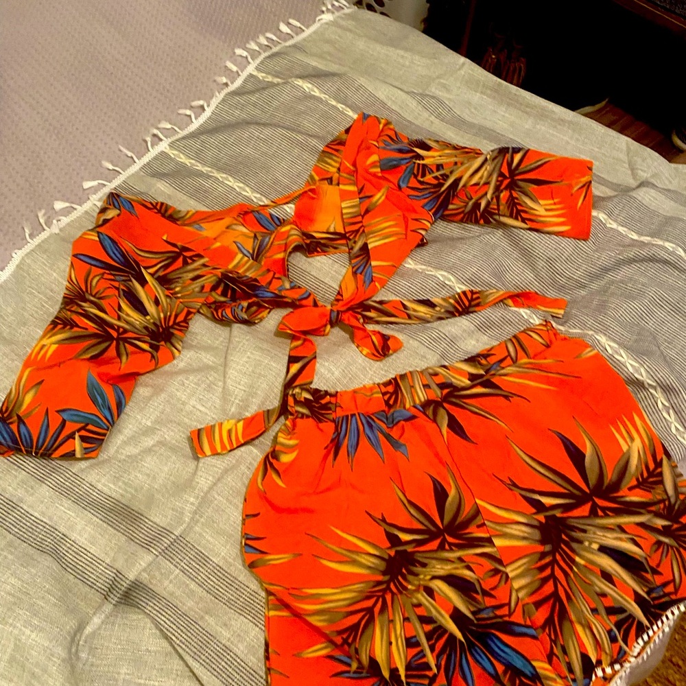 BRAND NEW,! Medium , Boutique Hawaiian 2 pc short outfit!